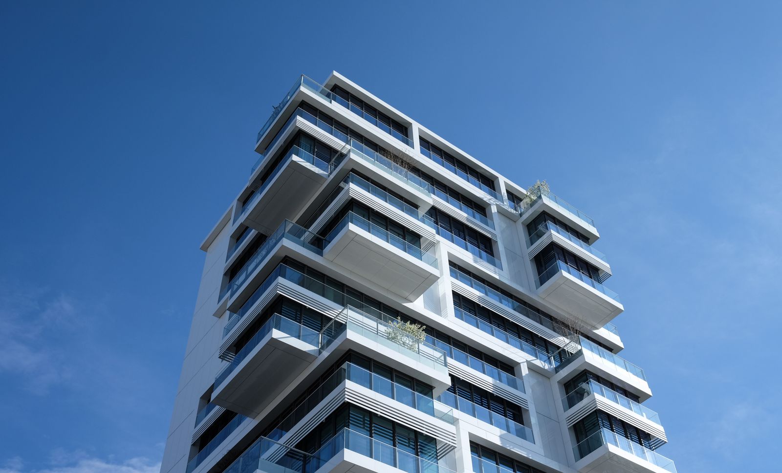 Çekmeköy'de modern konut kulesi ve açık mavi gökyüzü